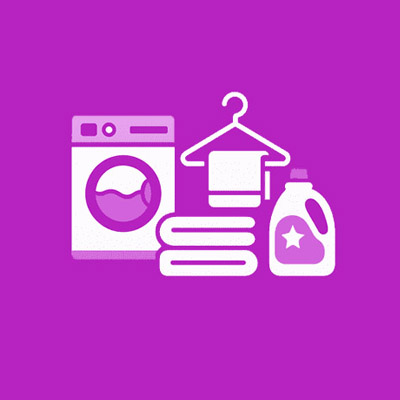 çamaşır odasında deterjan şişeleri ve katlanmış tekstiller